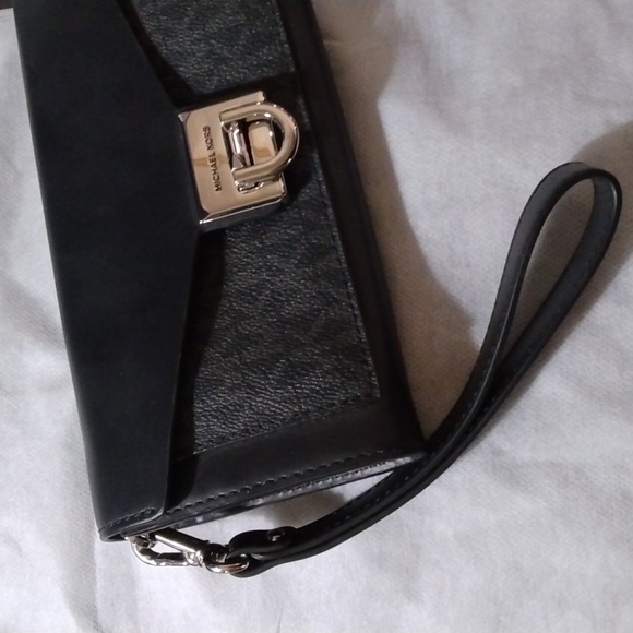 Michael Kors, Leather Wallet/Wristlet, with Logo,Black with Gold, New,Never used - Picture 4 of 8